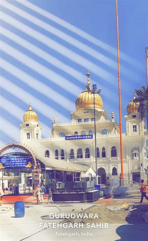 Souvenirs and Mementos: Shopping Experience at the Majestic Sikh Shrine