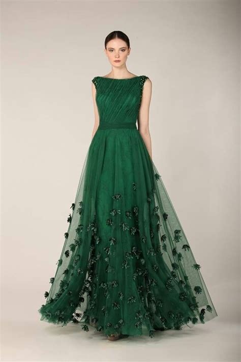 Stand Out from the Crowd: Emerald Gown for an Exquisite Bridal Aesthetic