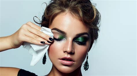 Taking Care of Your Eye Makeup: Removal and Storage Tips