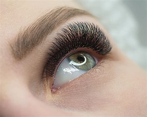 The Advantages of Faux Eyelashes: Instantly Elevate Your Appearance