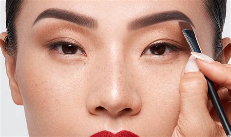 The Art of Eyebrow Shaping: Enhancing Your Natural Beauty