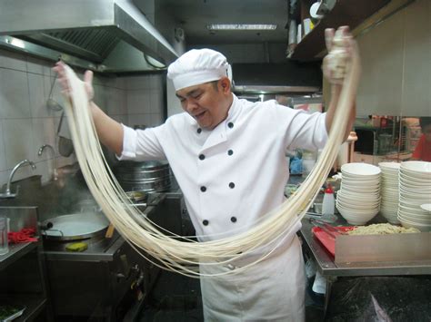 The Art of Noodle Pulling: A Mesmerizing Display of Skill and Tastiness