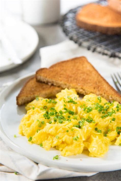 The Craft of Achieving Perfectly Fluffy Scrambled Eggs