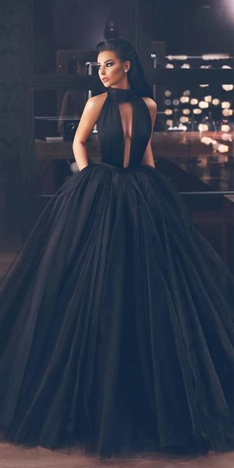 The Elegance of a Noir Bridal Dress: Tips for Making a Statement