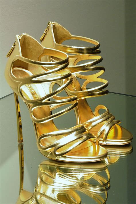 The Enchanting Golden Wedding: Enhancing Your Bridal Look with Luxurious Gold Footwear