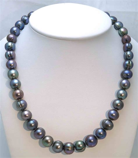 The Fascination of Dark Pearl Necklaces