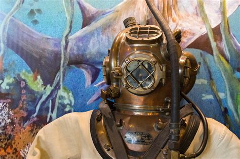 The Historical Evolution of Underwater Exploration: From Ancient Divers to Modern Submersibles