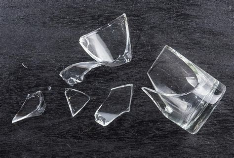 The Influence of Personal Experiences on the Symbolic Significance of Shattered Glass in Dreams