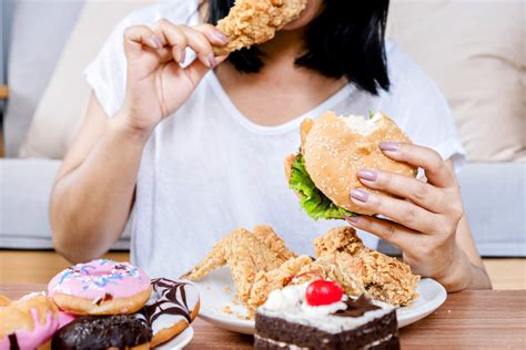 The Influence of Stress and Anxiety on Dreams Related to Unhealthy Eating Habits