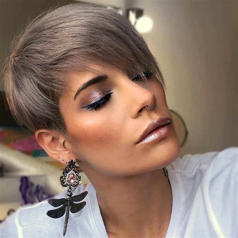 The Latest Trends in Short Haircuts for a Fashionable and Elegant Appearance