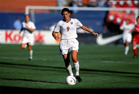 The Legend of Mia Hamm: A Soccer Icon