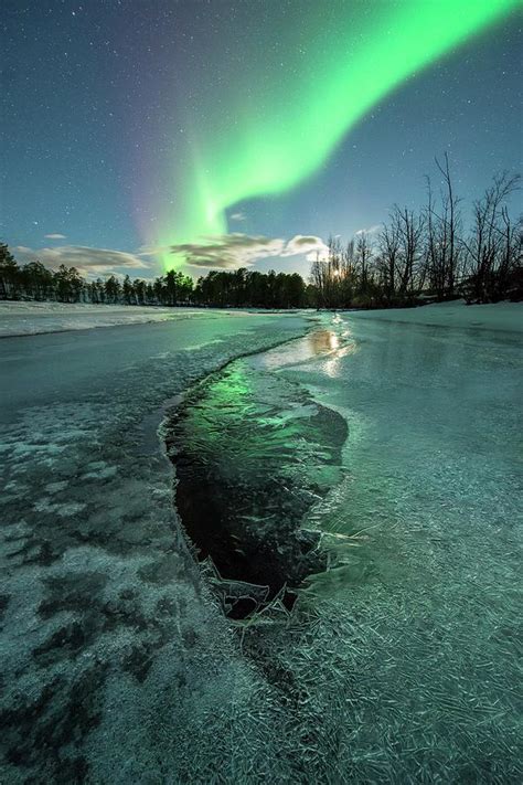 The Magic of Aurora Borealis: An Ideal Partner for Frozen River Exploration