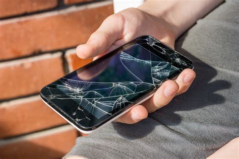 The Need for Connection: How Dreams of Damaged Phone Screens Reflect Feelings of Isolation