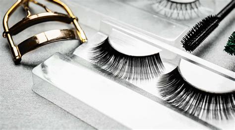 The Pros and Cons of False Eyelashes: Is It Worth It?