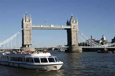 The River Thames: Sailing along London's Iconic Waterway