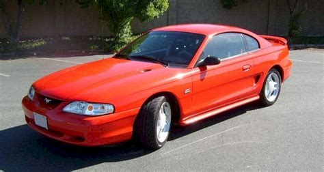 The Seductive Appeal of a Vibrant Crimson Mustang: A Testament to Elegance and Dominance