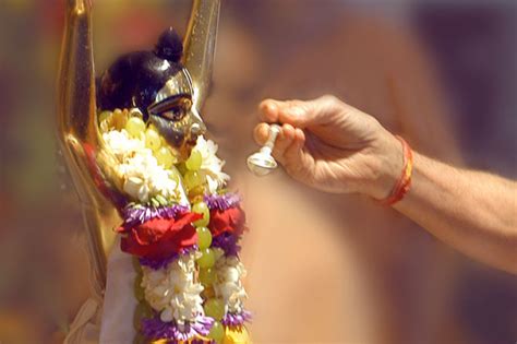 The Significance of Darshan: Seeking the Blessings of the Deity