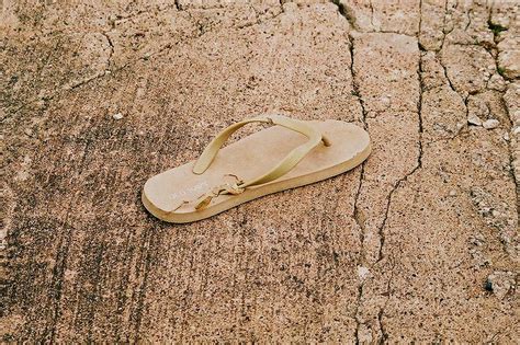 The Significance of a Missing Sandal in Dreams: Exploring its Hidden Meanings