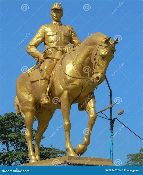 The Stature of Sanny Aung