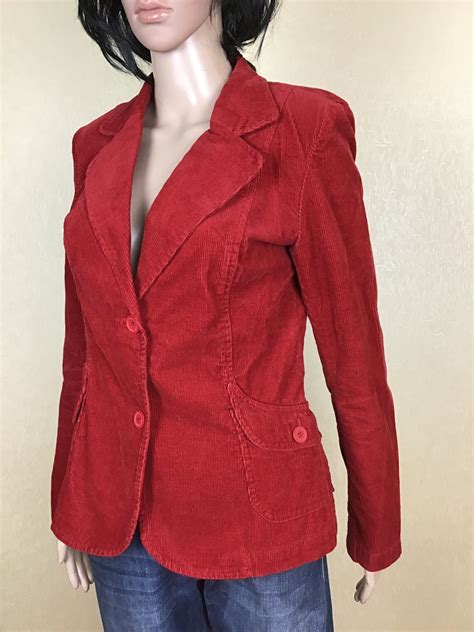 The Versatility of Crimson Jackets: From Informal to Upscale, Daytime to Evening