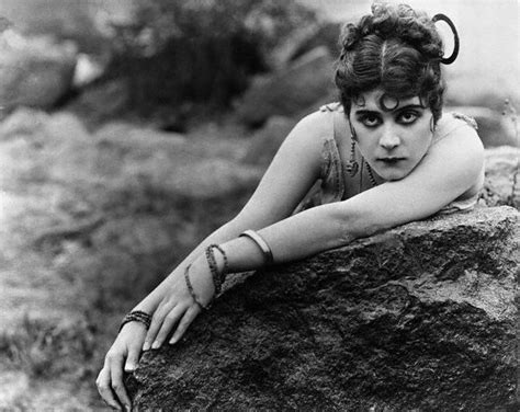 Theda Bara's Distinctive Style and Persona