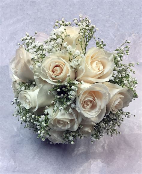 Timeless and Elegant: White Roses as a Delightful Choice for Wedding Decor