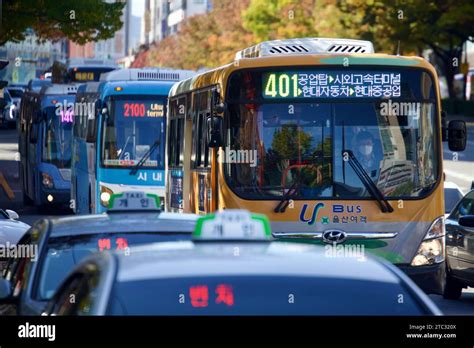 Tips for Analyzing and Reflecting on Dreams About Public Transportation Stations