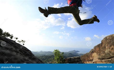 Tips for Comprehending and Analyzing the Dream Experience: Leaping from a Precipice