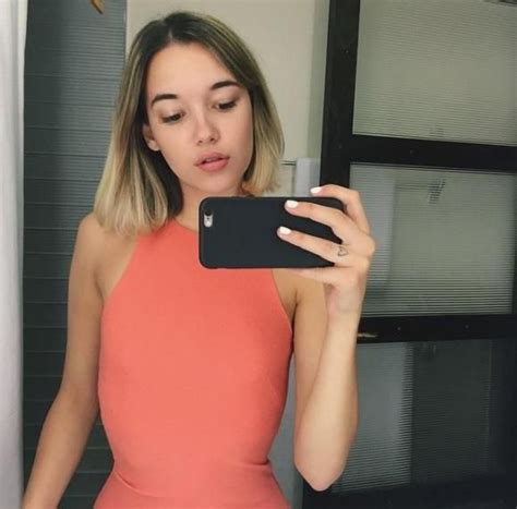 Tips for Emulating Sarah Snyder's Chic Style and Unwavering Confidence