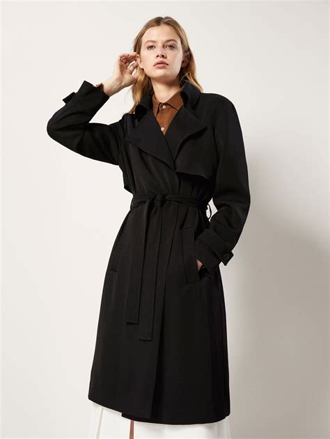 Versatile and Functional: The Black Trench Coat for Effortless Elegance