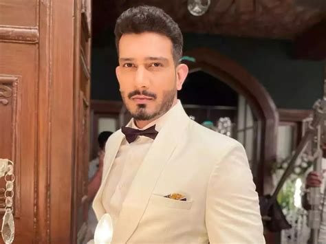 Vineet Kumar Chaudhary's Physical Appearance