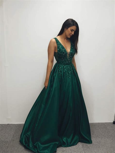 Your Guide to Shopping for a Emerald Gown: Where to Find the Perfect Fit